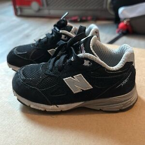 Toddler new balance black used very comforable